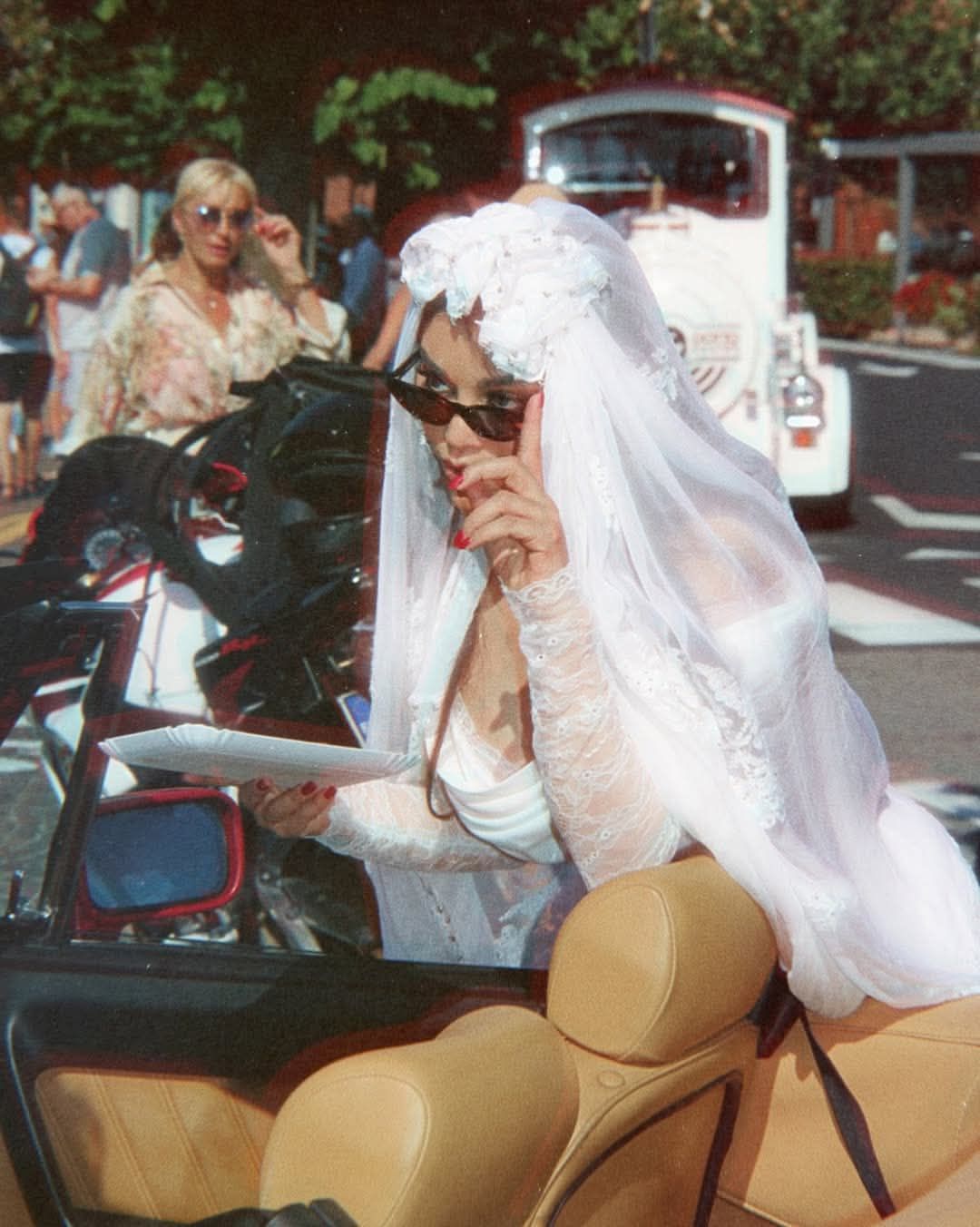 هيفاء وهبي تخطف الأنظار بإطلالة عروس من كواليس كليب توأم حياتي.. صور - الخليج الان