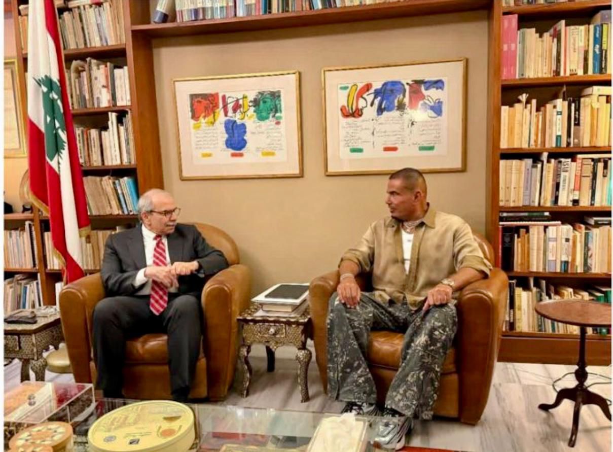 رئيس الوزراء اللبناني يستقبل عمرو دياب ويشيد بشعبيته: بيروت بتحبك يا عمرو وتفرح بقدومك - الخليج الان