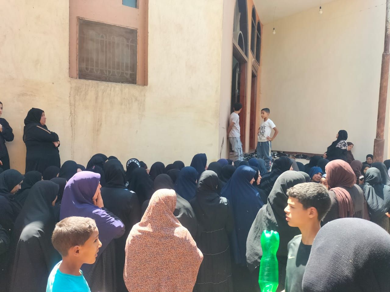 والدة أحد ضحايا حادث قطار مطروح من الشرقية : بنتي ماتت قدام عيني وجوزي بين الحياة والموت - الخليج الان