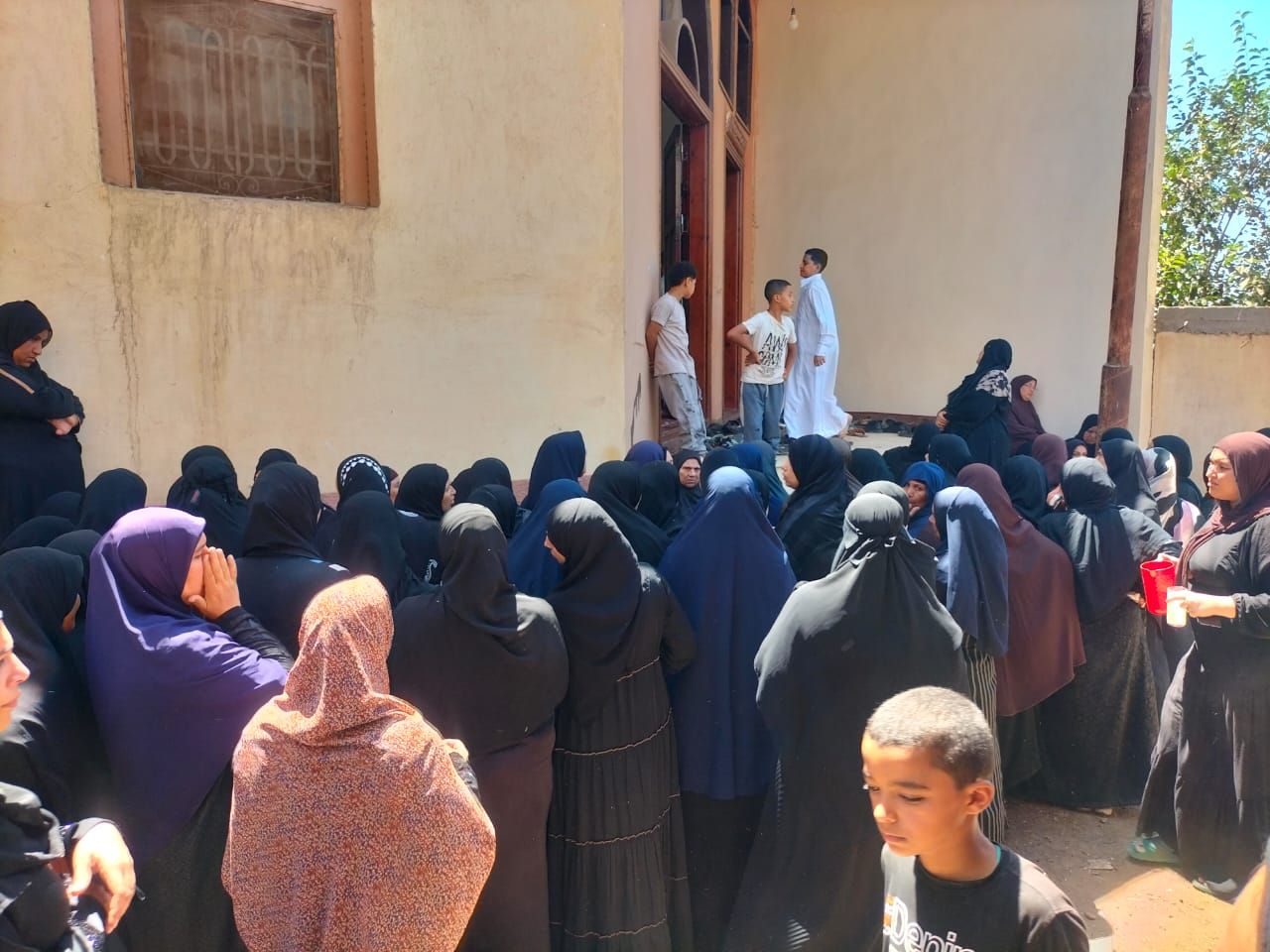 والدة أحد ضحايا حادث قطار مطروح من الشرقية : بنتي ماتت قدام عيني وجوزي بين الحياة والموت - الخليج الان