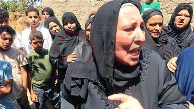 والدة أحد ضحايا حادث قطار مطروح من الشرقية : بنتي ماتت قدام عيني وجوزي بين الحياة والموت - الخليج الان