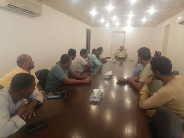 لتحسين منظومة النقل الداخلي بمرسى علم.. رئيس المدينة يلتقي سائقي السرفيس والتاكسي - الخليج الان