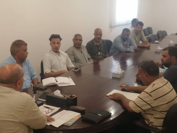 لتحسين منظومة النقل الداخلي بمرسى علم.. رئيس المدينة يلتقي سائقي السرفيس والتاكسي - الخليج الان