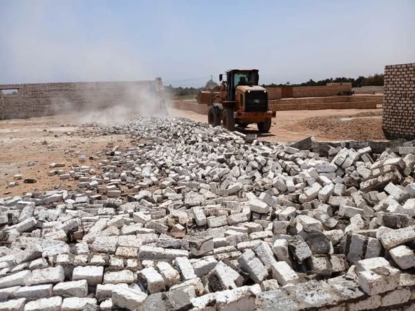 محافظ أسوان يتابع جهود إزالة 25 حالة تعدي بقرى كوم أمبو - الخليج الان