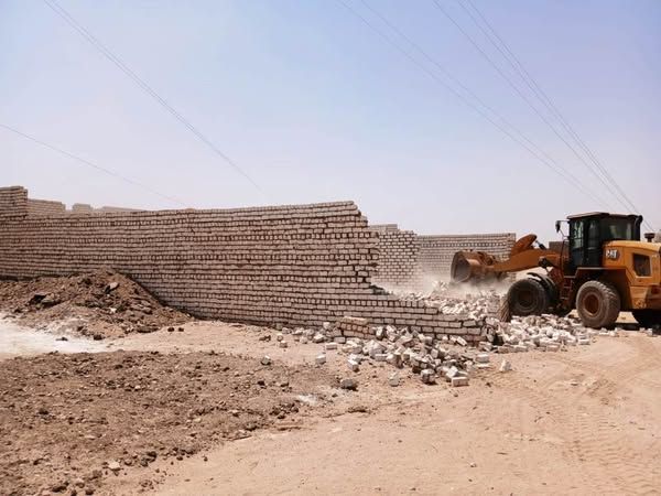 محافظ أسوان يتابع جهود إزالة 25 حالة تعدي بقرى كوم أمبو - الخليج الان