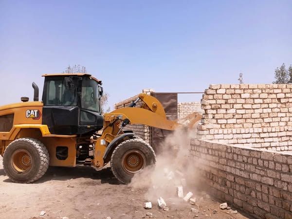 محافظ أسوان يتابع جهود إزالة 25 حالة تعدي بقرى كوم أمبو - الخليج الان