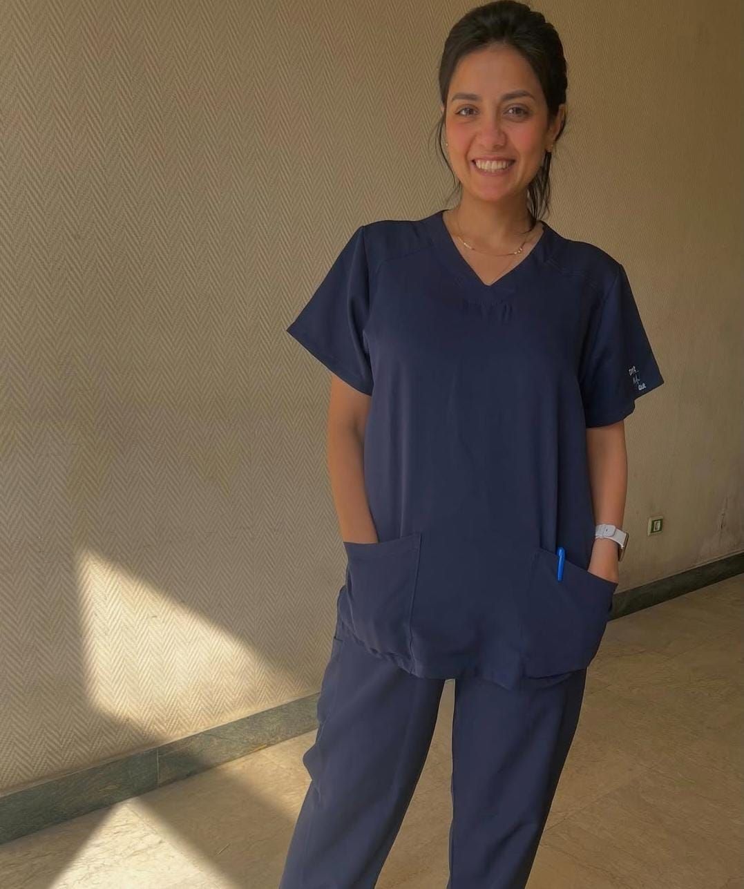 سهر الصايغ حديث السوشيال ميديا بسبب زي الأطباء.. فما القصة ؟ - الخليج الان