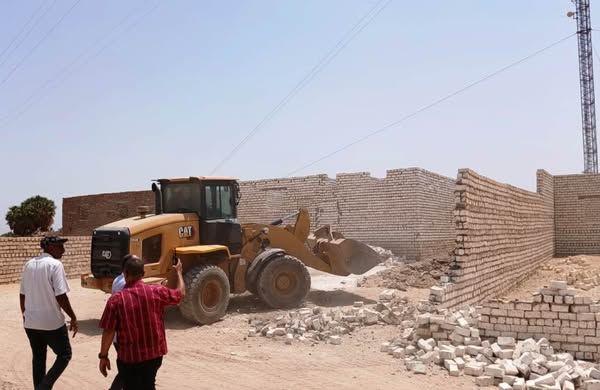 محافظ أسوان يتابع جهود إزالة 25 حالة تعدي بقرى كوم أمبو - الخليج الان