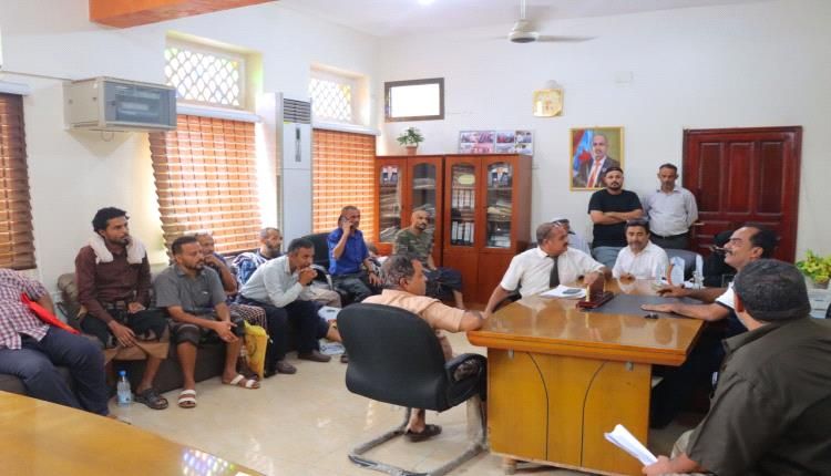 مدير عام خورمكسر يعقد اجتماعاً مع مشغلي المتنزهات والكفتيريات في كورنيش ساحل أبين