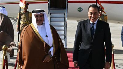 استقبال رسمي حافل بالقاهرة.. رئيس الوزراء يستقبل ولي عهد البحرين بمطار القاهرة الدولي - الخليج الان
