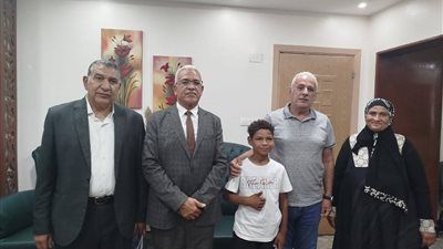 وكيل تعليم الإسماعيلية يكرم الطالب العبقري "علي صالح" وأسرته - الخليج الان