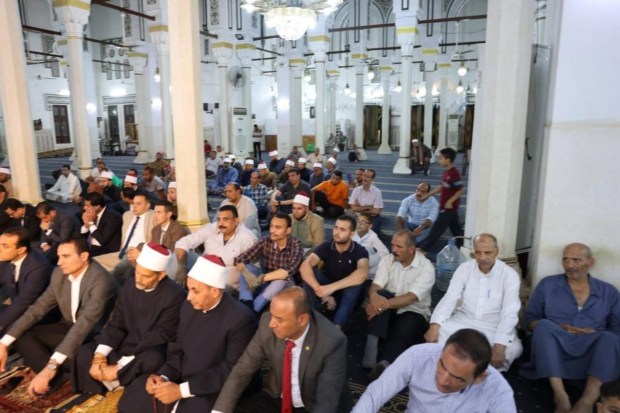 احتفال ديني مهيب بالمولد النبوي الشريف في مسجد أبو بكر الصديق بحضور محافظ الإسماعيلية - الخليج الان