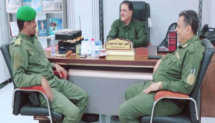 بحث تعزيز التنسيق الميداني بين أمن عدن وقوات الحزام