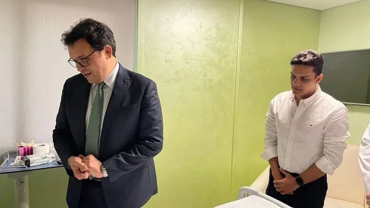 بعد وعكته الصحية.. وزير الثقافة يزور المايسترو سليم سحاب في المستشفى - الخليج الان