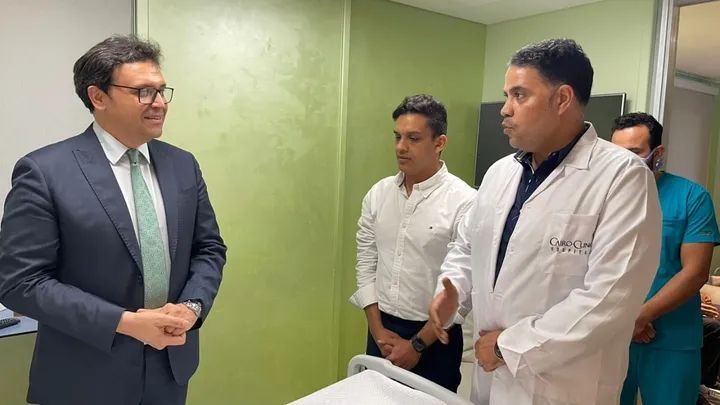 بعد وعكته الصحية.. وزير الثقافة يزور المايسترو سليم سحاب في المستشفى - الخليج الان