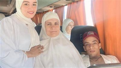 الجزاء من جنس العمل.. عبده تمنى عمرة لوالدته فكافئته مؤسسة خيرية بعمرة له ولها - الخليج الان