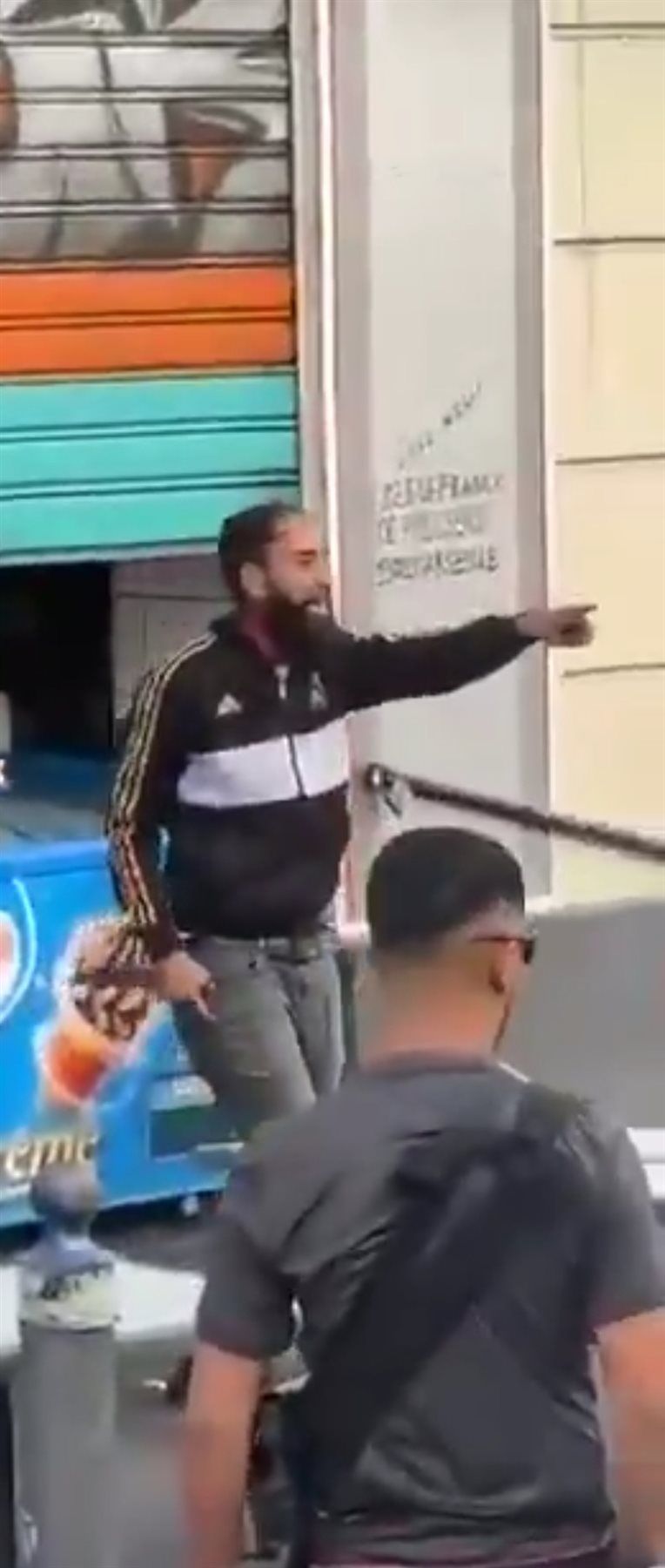 «نفذ هجوم بالسكين».. تونس تحتج دبلوماسياً بعد مقتل أحد مواطنيها يد الشرطة الفرنسية في مرسيليا - الخليج الان