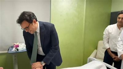 بعد وعكته الصحية.. وزير الثقافة يزور المايسترو سليم سحاب في المستشفى - الخليج الان