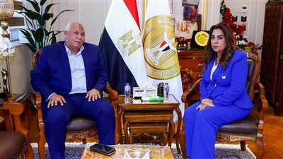 وزيرة التنمية المحلية تبحث مع محافظ الوادي الجديد الموقف التنفيذي للمشروعات التنموية والخدمية - الخليج الان