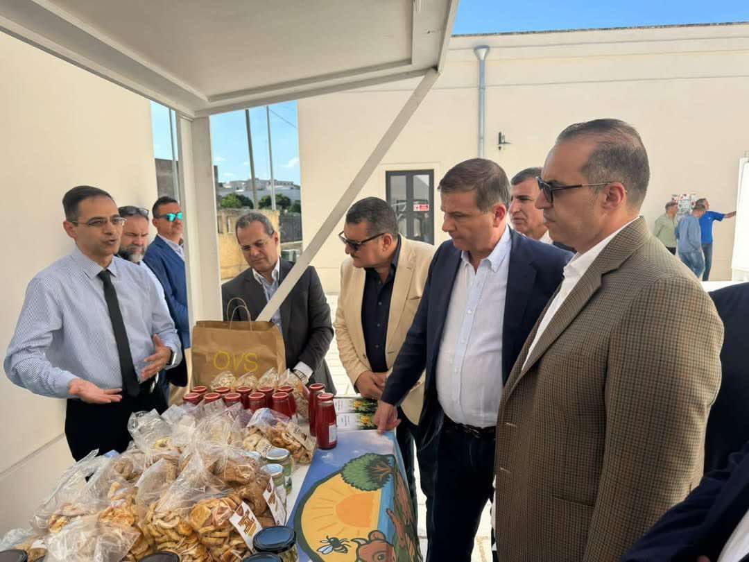 وزيرا الزراعة والشؤون النيابية يتفقدان أحد النماذج التعاونية المنتجة بجنوب إيطاليا.. ويشيدان بنجاح أصحاب التجربة من صغار المزارعين في تطوير القيمة الزراعية ودعم الاقتصاد المحلي - الخليج الان