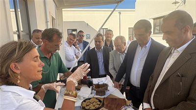 وزيرا الزراعة والشؤون النيابية يتفقدان أحد النماذج التعاونية المنتجة بجنوب إيطاليا - الخليج الان