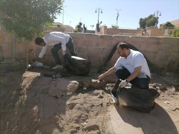 حملة لتنظيف شاطئ نهر النيل بمدينة الأقصر احتفالا باليوم العالمي الدولي لنقاوة الهواء من أجل سماء زرقاء - الخليج الان