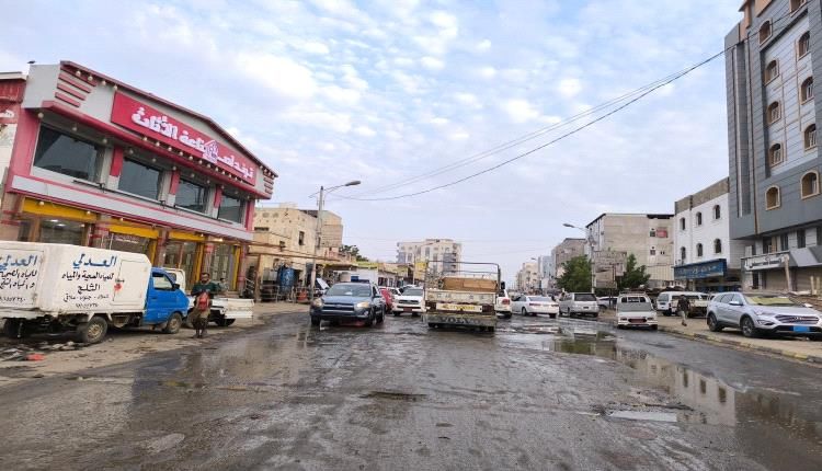 انتقادات واسعة بعد تدهور شارع هام في عدن