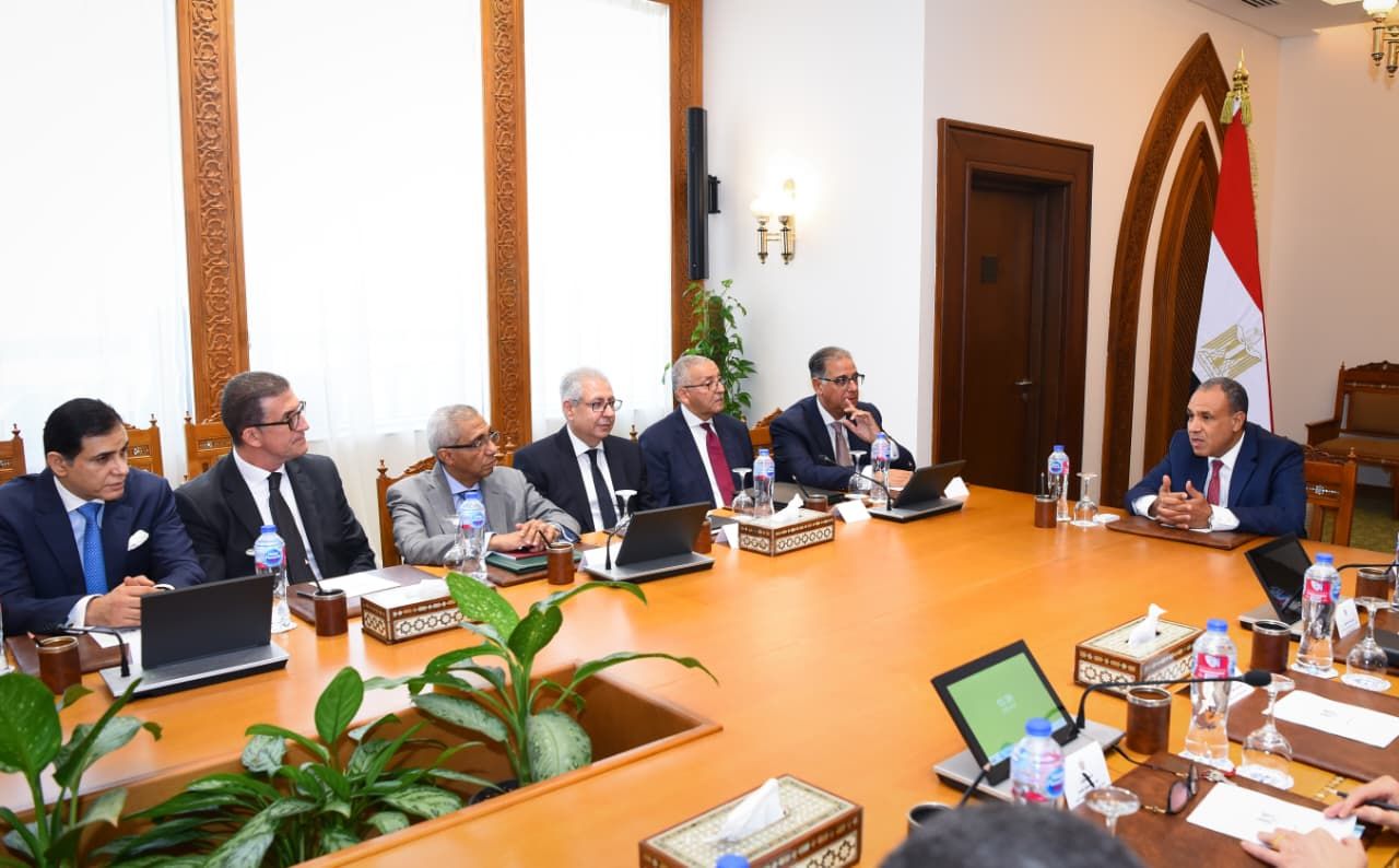 وزير الخارجية يجتمع مع قيادات الوزارة لمتابعة تطوير العمل والأداء المؤسسي|صور - الخليج الان