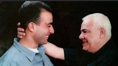 أحمد السقا في رسالة مؤثرة لوالده الراحل: واحشني انده عليا وقصّر - الخليج الان