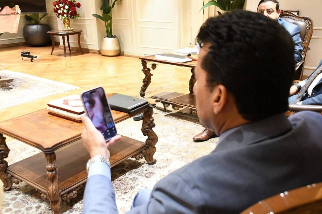 وزير الرياضة يجري اتصال بالسفير المصري ببوركينا فاسو للأطمئنان علي بعثة المنتخب المصري - الخليج الان