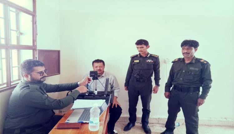 مدير عام رضوم ولجنة وحدة الأحوال المدنية المتنقلة يدشنون صرف البطائق الشخصية (الذكية) بالمديرية