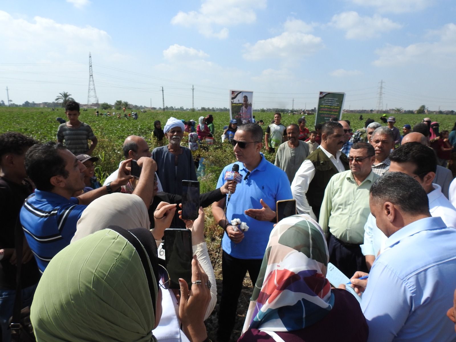 بالتزامن مع "عيد الفلاح المصري ألـ 73".. محافظ الفيوم يفتتح موسم جني القطن بأحد الحقول الزراعية بقرية رحمي - الخليج الان