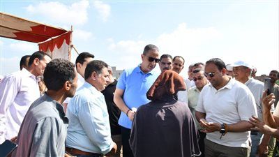 بالتزامن مع "عيد الفلاح المصري ألـ 73".. محافظ الفيوم يفتتح موسم جني القطن بأحد الحقول الزراعية بقرية رحمي - الخليج الان