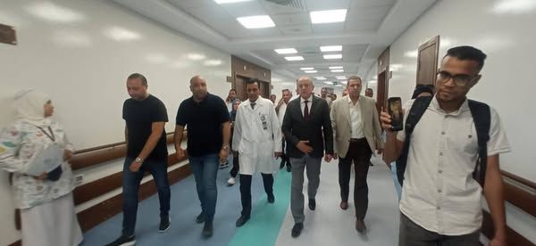 مصرع وإصابة 17.. محافظ الأقصر يزور ضحايا حادث انقـ ـلاب أتوبيس بمجمع الأقصر الطبي - الخليج الان