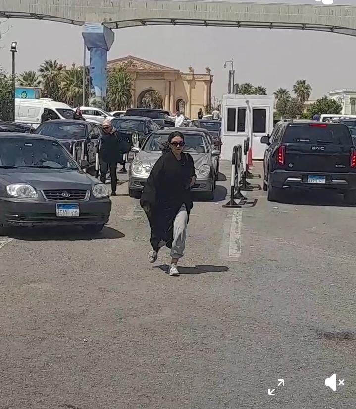 وصول جثمان عمرو ستين إلى مسجد الشرطة.. وحسن أبو الروس أول الحاضرين - الخليج الان