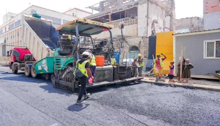 بدء أعمال سفلتة خط البنك المركزي في مديرية صيرة بعدن