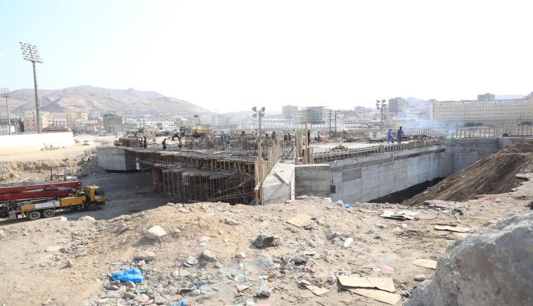 استمرار الأعمال الإنشائية في المرحلة الأخيرة لجسر المنورة المعلق بالمكلا