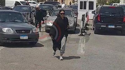 وصول جثمان عمرو ستين إلى مسجد الشرطة.. وحسن أبو الروس أول الحاضرين - الخليج الان