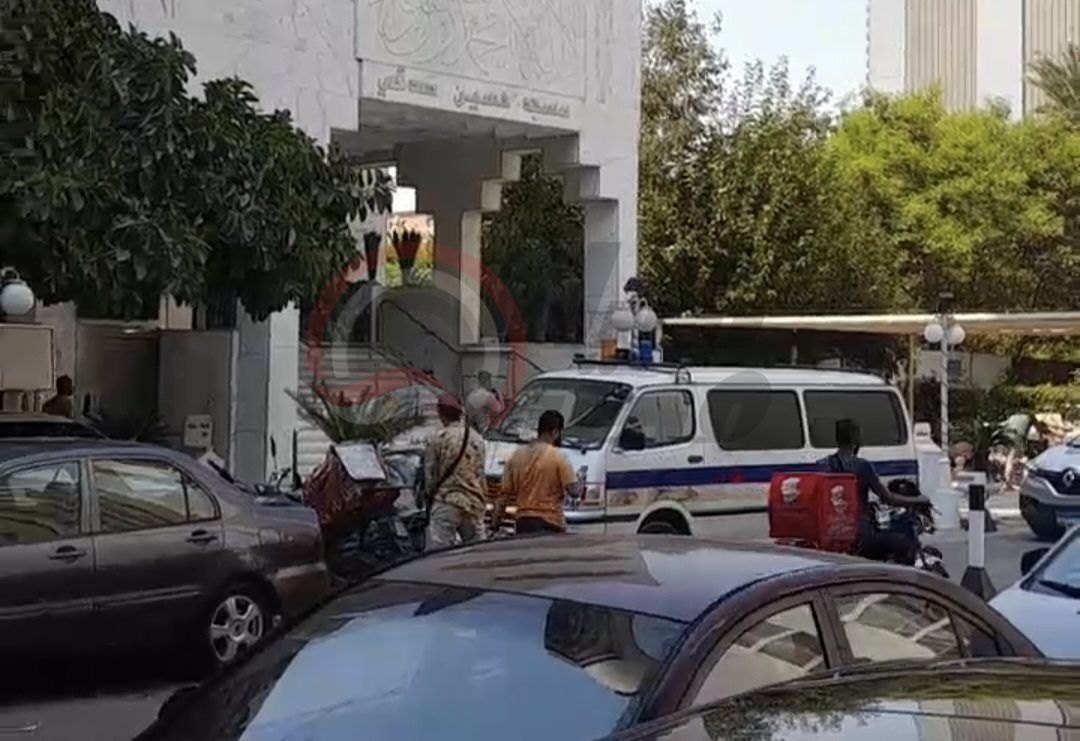 وصول جثمان أرملة تامر ضيائي إلى مسجد حسين صدقي لتشييع الجنازة.. صورة - الخليج الان