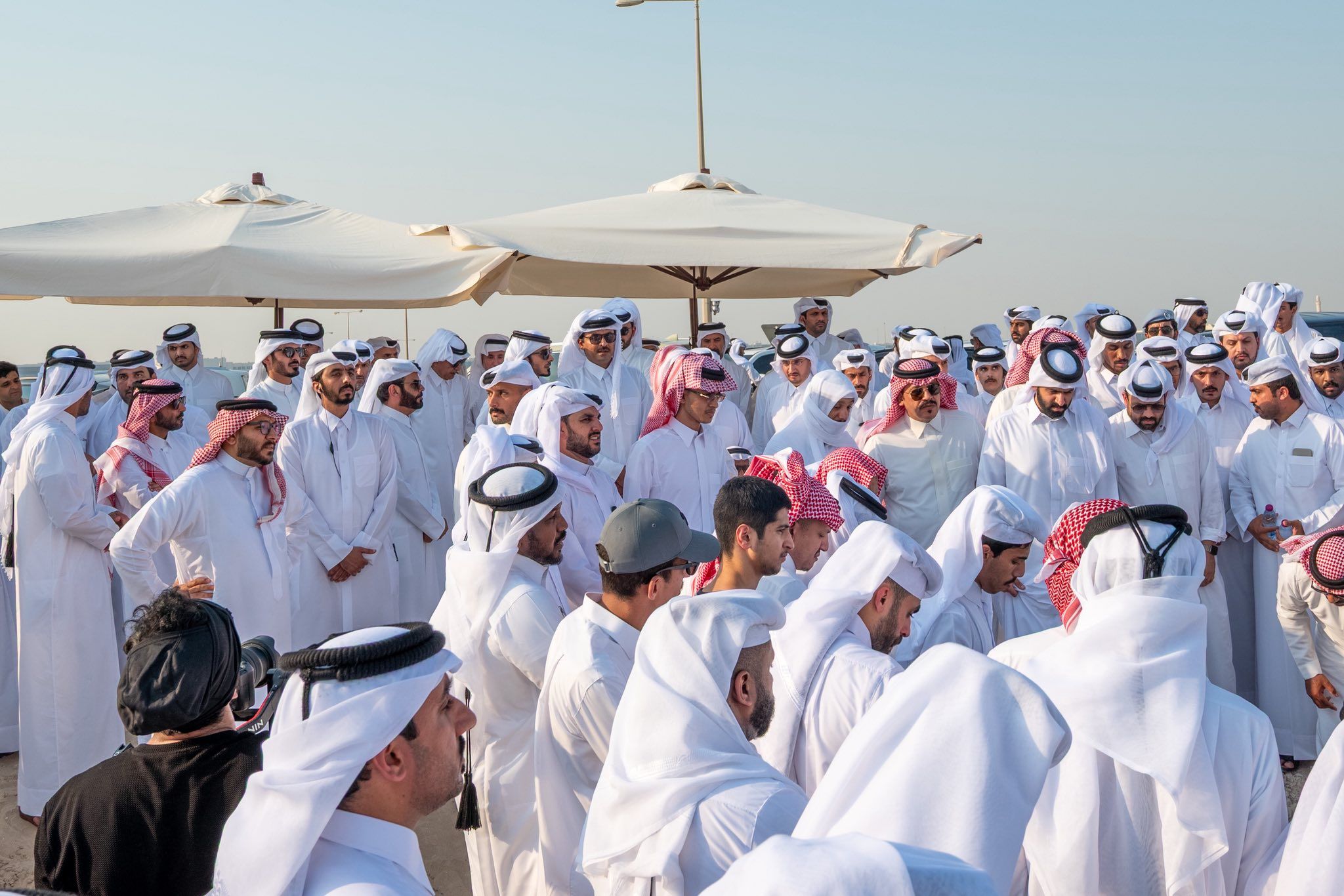 أمير قطر يتقدم صلاة الجنازة على شهداء الهجوم الإسرائيلي في الدوحة