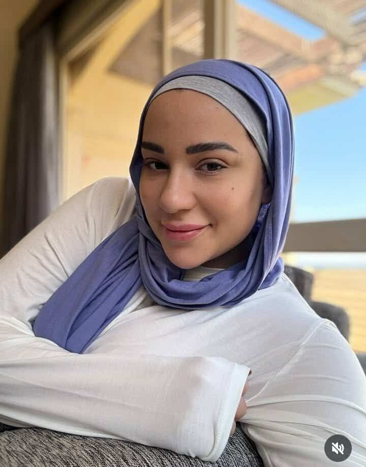 اسما شريف منير تشارك صورتها بالحجاب: بدون ميكب أو استايل جذاب بس احساس مريح جدا - الخليج الان