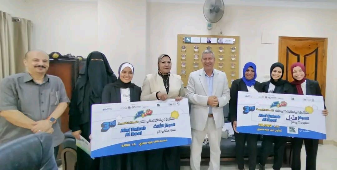 وكيل أول تعليم الشرقية يكرم الطالبات الفائزات بالمركزين الأول والثالث علي مستوي الجمهورية في مسابقة فني مبتكر - الخليج الان