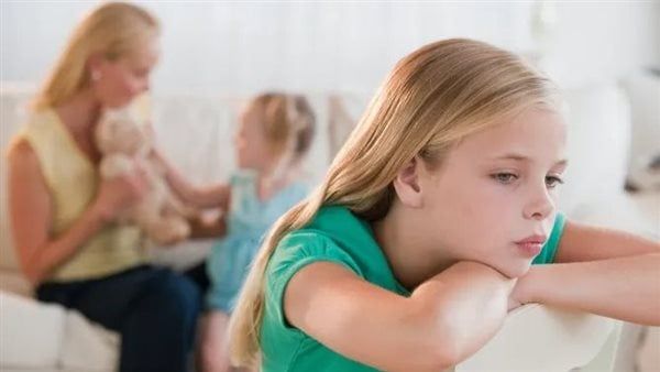 ما حكم التمييز بين الأبناء في الكسوة والهدايا؟.. أمين الفتوى يجيب