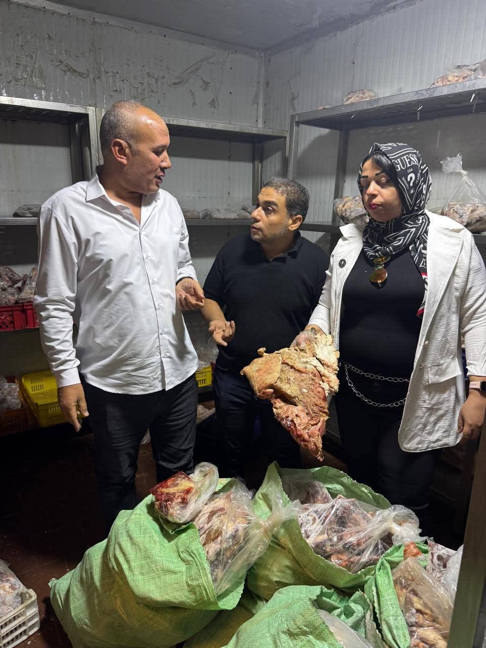 ضبط طن ونصف لحوم فاسدة فى ثلاجة مطعم شهير بطنطا - الخليج الان