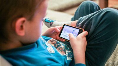 دراسة صينية تكشف الوجه المظلم لـ«تيك توك» في حياة الأطفال - الخليج الان