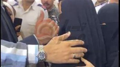 انهيار والدة أطفال دلجا أثناء الجلسة الأولى لمحاكمة المتهم بقتل أبنائها الـ6 وزوجها - الخليج الان