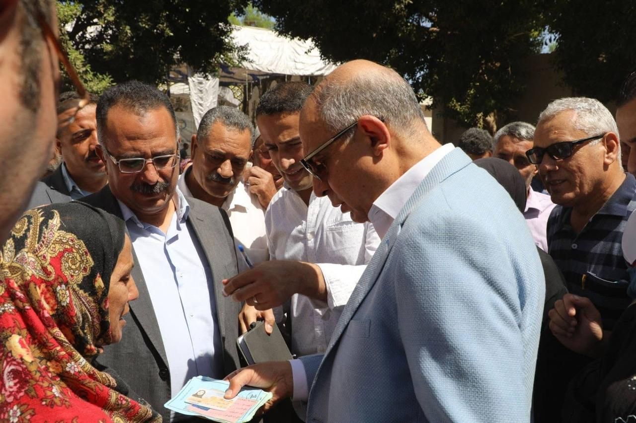 محافظ المنيا يعقد لقاء خدمة المواطنين بمركز مطاي ويوجه بدعم الحالات الإنسانية - الخليج الان