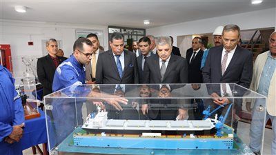 الفريق أسامة ربيع يشهد لحام "معديتين" و"لنش" من طراز بحار وبناء كوبري النصر العائم - الخليج الان