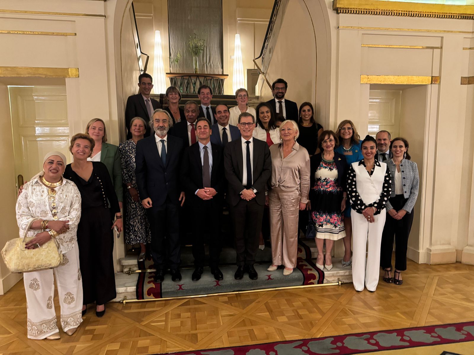 السفير الفرنسي بالقاهرة يجمع نواب البرلمان والشيوخ على مائدة عشاء وسط تضامن مع غزة - الخليج الان