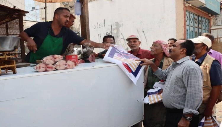 بقيادة الزهري.. السلطة المحلية في خور مكسر توزع على أسواق الأسماك والخضار بنرات رسمية لتعريف المواطنين بالأسعار